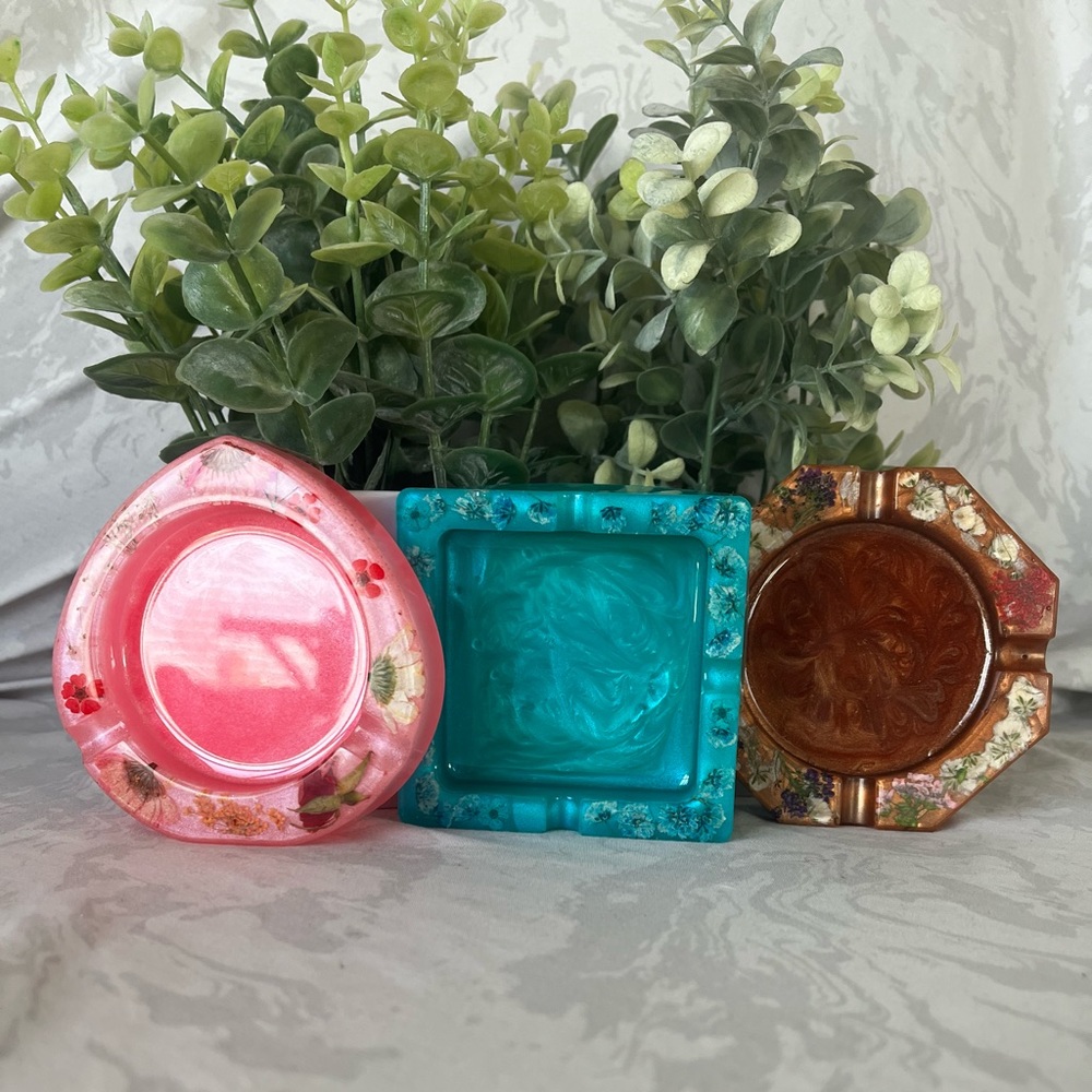 Flower Rim Resin Ashtray